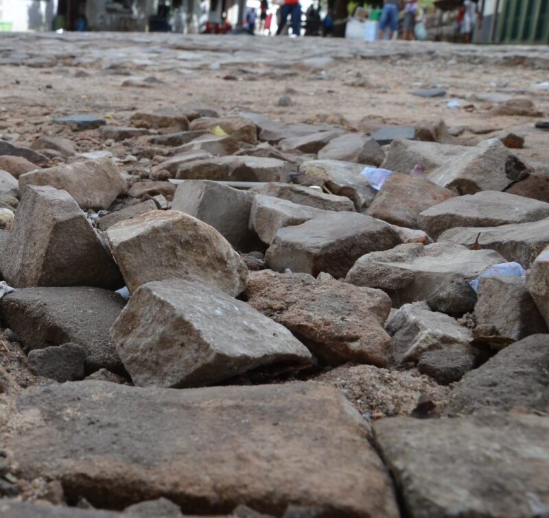 O relógio, o piso da praça e a descaracterização dos logradouros públicos