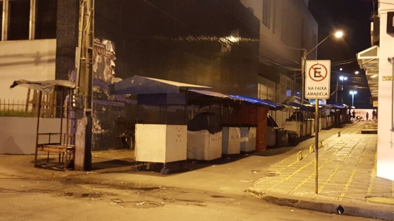 A Faixa Amarela e as obstruções de ruas prejudicando o fluxo de veículos e do comércio legal!
