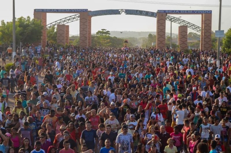 Romaria percorre a BR-222 no fervor do asfalto entre a sede de Vargem Grande e a Paulica – Foto: Divulgação