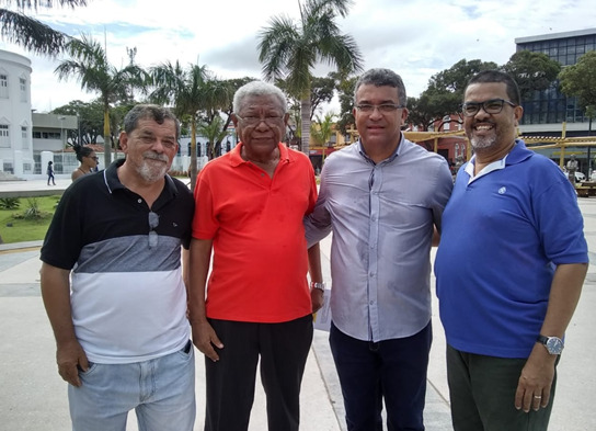 O vereador Marcial Lima (entre os poetas Francisco Tribuzi e Herbert de Jesus Santos e o professor Pautar) poderá ajudar na recuperação da memória histórica, na Câmara Municipal e na Prefeitura – Arquivo: Herbert de Jesus Santos
