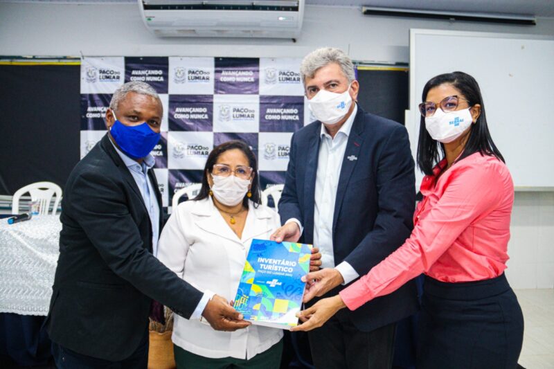 Superintendente do Sebrae, Albertino Leal, entrega Inventário Turístico de Paço do Lumiar à prefeita Maria Paula Azevedo – Foto: Divulgação