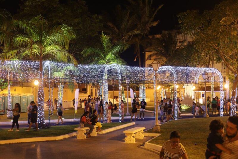 Um túnel iluminado com efeito de luzes resplandecendo, na Praça Benedito Leite – Foto: Fernanda Bordalo
