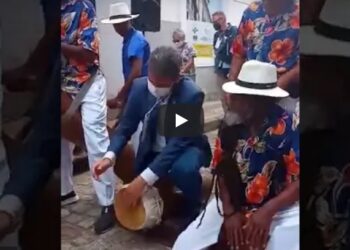 Prefeito Braide mostra habilidade no Tambor de Crioula  durante Encontro de Cidades Históricas e Turísticas
