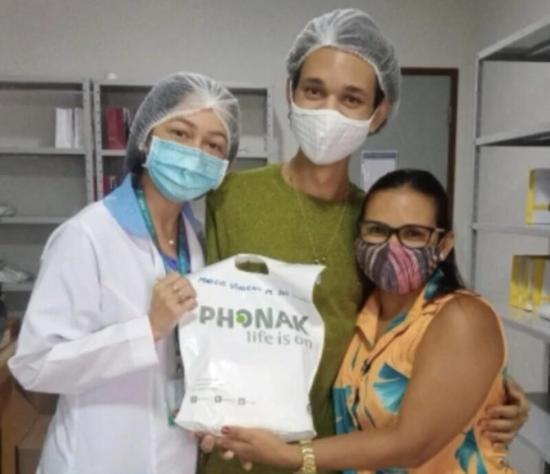 A alegria do paciente Marcos Vinícius M. dos Santos ao receber seu aparelho auditivo do tipo Sistema CROS na APAE de São Luís – Foto: Divulgação