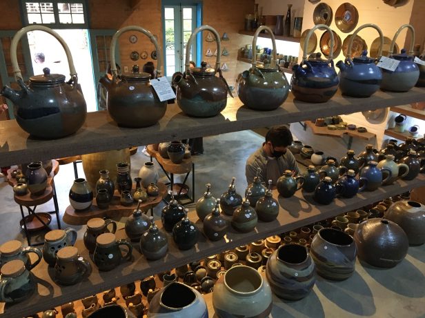 Oficinas produzem lindas peças em cerâmicas que podem ser encontradas na Casa do Artesão - Foto: Divulgação