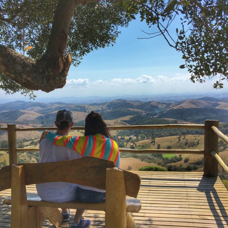 Os campos floridos vistos do Lavandário e suas plantações de lavandas, em Cunha (SP) - Foto: Divulgação