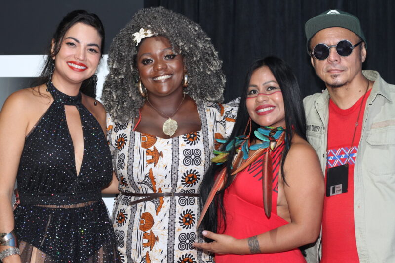 Flávia Bittencourt com os cantores convidados Beto Ehong, Djuena Tikuna, Emanuele Paz e Anastácia Lia – Foto: Danielle Vieira