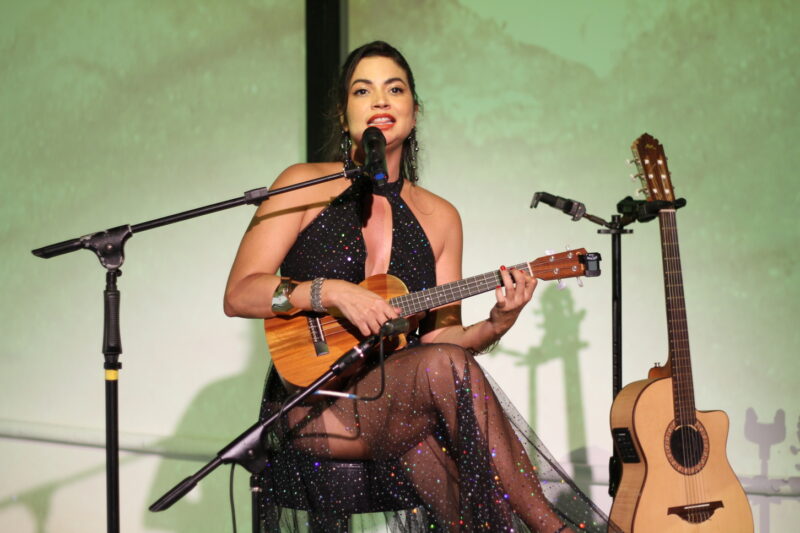 A musicista Flávia Bittencourt em solo de ukulelê – Foto: Danielle Vieira