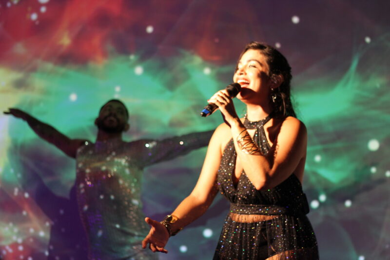 Só Ouvir teve projeção (mapping) de imagens que se mesclavam aos bailarinos em cena, tornando o canto de Flávia Bittencourt uma experiência única de plasticidade, poesia e beleza cênica – Foto: Danielle Vieira