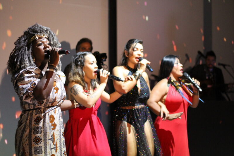 Um gran finalle de puro talento feminino: Quarteto das cantoras Anastácia Lia, Emanuele Paz, Flávia Bittencourt e a cantora indígena Djuena Tikuna – Foto: Danielle Vieira