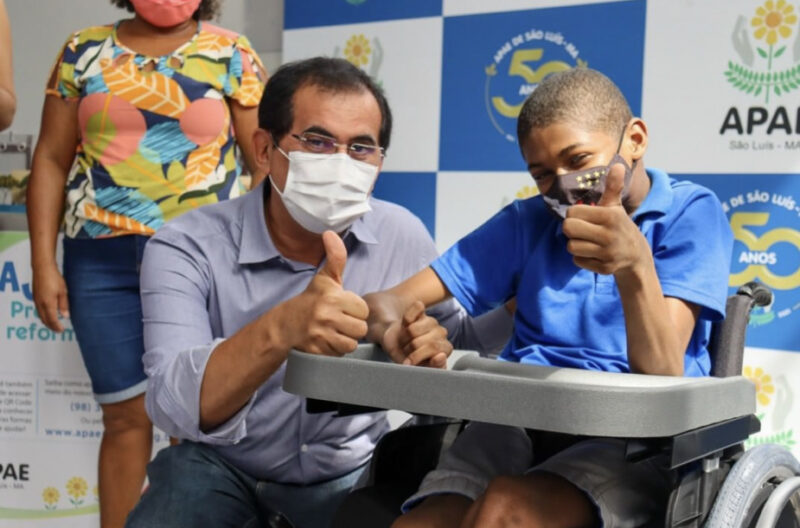 O presidente da APAE de São Luís Sebastião Vanderlaan Rolim com o pequeno Messy Silva Trindade, feliz com a nova cadeira de rodas que recebeu da instituição – Foto: Divulgação