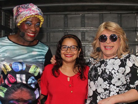 Jeane Pires da Equatorial Maranhão, empresa que está apoiando a Web Série Rota do Riso, com os atores Adeilson Santos e César Boaes (Djé e Clarisse) – Foto: Danielle Vieira