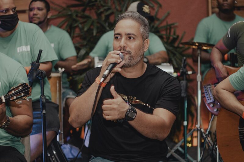 O sambista Ivan marcou presença na abertura do pré-carnaval do Quintal Lagoa – Foto: Marcos Paulo