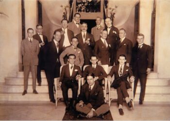 Participantes e organizadores da Semana de Arte Moderna em famosa foto tirada em 1924, em almoço no Hotel Terminus, São Paulo. Da esquerda para a direita: Francesco Penatti, Flamínio Ferreira, René Thiollier; (abaixo) Manuel Bandeira, Sampaio Vidal, Paulo Prado, Graça Aranha, Manoel Villaboim, Prado Chaves; (abaixo) Couto de Barros, Mário de Andrade, Cândido Mota Filho, Godofredo Teles, Rubens Borba dse Moraes, Luís Aranha, Tácito de Almeida e, à frente, Oswald de Andrade - Fonte: folha.uol.com.br