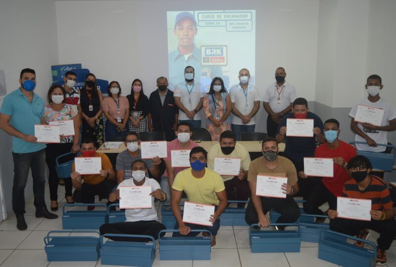 Representantes da BRK e do SENAI-MA e alunos comemoram a formatura da sétima turma do Curso Profissionalizante de Encanador, promovido gratuitamente pela BRK para moradores de Ribamar e Paço do Lumiar – Foto: Divulgação