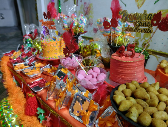 Alta mesa de doces e o bolo, com a lembrança dos 45 anos de atividade carnavalesca de Os Brasinhas – Foto: Divulgação