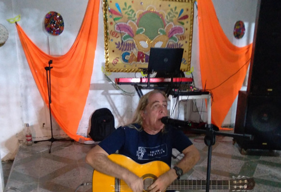 Roberto Ricci, antes de dar aquele show de voz e violão, foi exímio também em sua declaração de amor: “Gosto de todos, mas o meu coração bate mais forte pelo Brasinhas!” – Foto: Divulgação