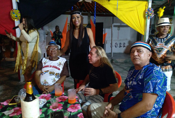 Herbert de Jesus Santos, Roberto Ricci e José João emoldurados pela presidente, Silvana de Jesus Fontenele, e com a Gigante do Arrocha, ao fundo, mandando brasa – Foto: Divulgação