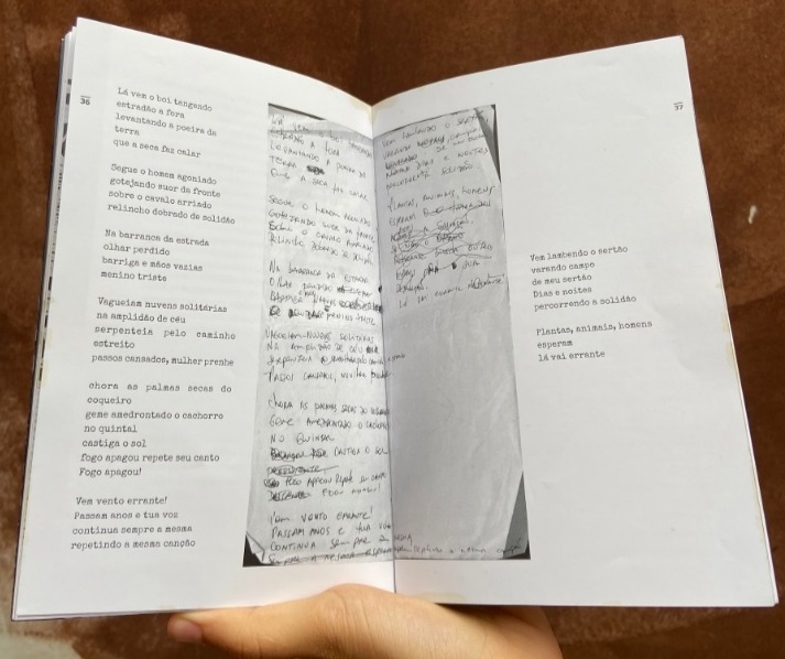 Textos presentes na parte interna do livro - Foto: Cadu Marques
