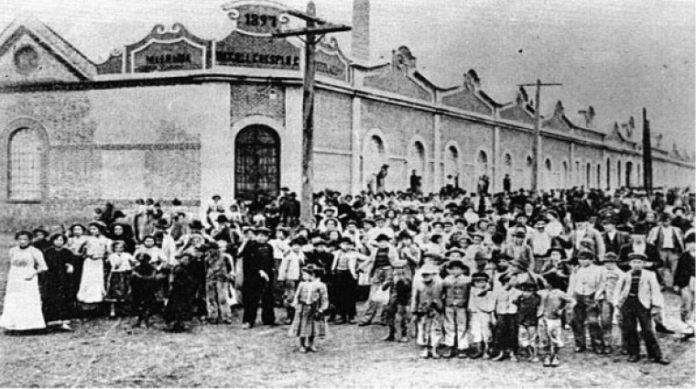 Grevistas em frente à Crespi, a primeira fábrica a parar em 1917 - Foto: Reprodução
