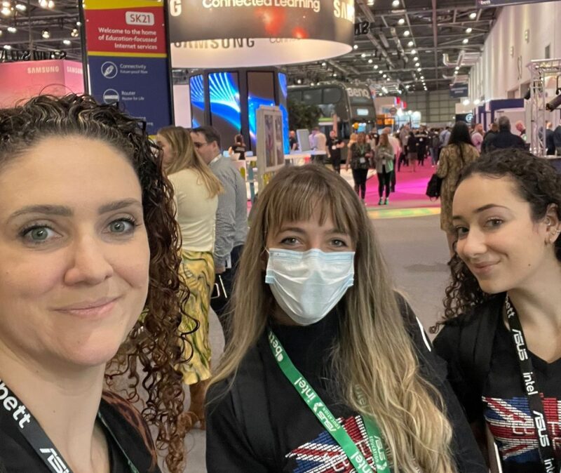 Lorena Nogaroli, Carolina Werneck e Paola Marques na cobertura da Bett UK - Foto: Divulgação