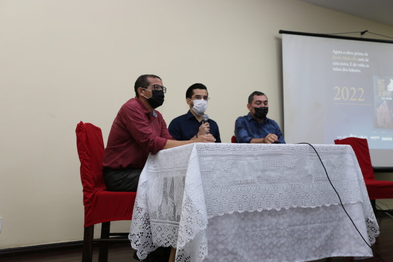 Mesa de debates da obra Noite sobre Alcântara, com os escritores José Neres e Dino Cavalcante com intermediação do Mestrando em Letras Mauro Vieira – Foto: Danielle Vieira