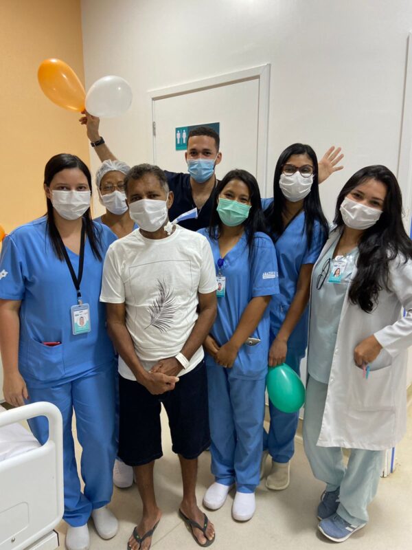 Antes de ter alta, seu Manoel da Conceição se despediu dos diversos profissionais multidisciplinares que cuidaram dele por sete meses no Hospital dos Servidores – Foto: Divulgação