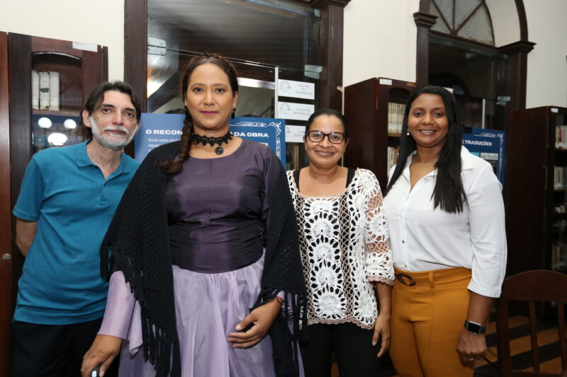 O escritor Wilson Marques, a atriz Letícia Oliveira que interpretou a personagem Maria Olívia, a analista de responsabilidade social da Equatorial Maranhão Jeane Pires e a Chefe Executiva da Lei Estadual de Incentivo à Cultura (SECMA) Rose Viégas - – Foto: Danielle Vieira