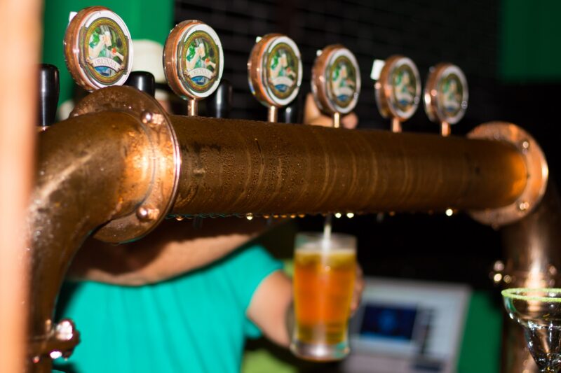 Na Originale, cerveja artesanal é servida com petiscos - Foto: Divulgação