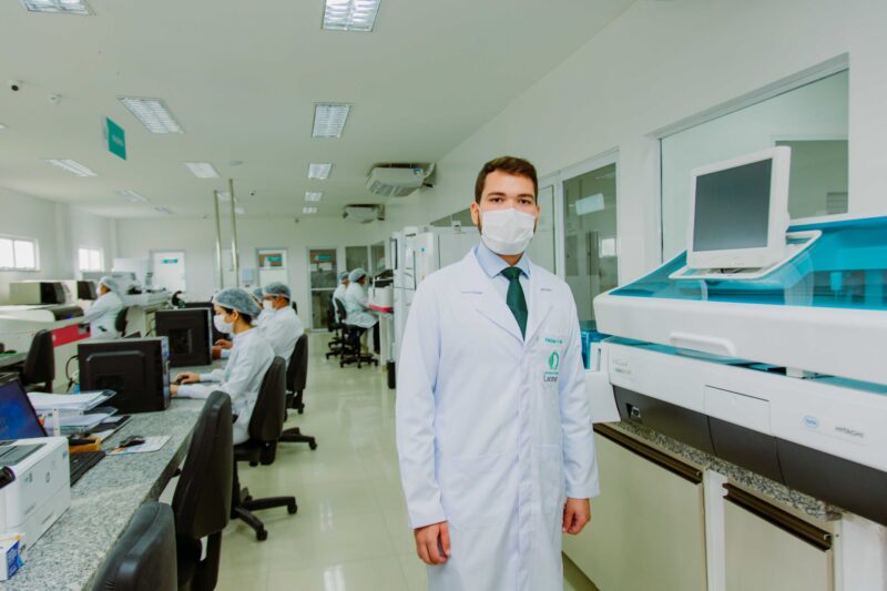 O Dir. do Laboratório Lacmar Viníciu Braid, no novo e moderno parque tecnológico do Lacmar, que garante mais agilidade e confiabilidade na hora de fazer exames laboratoriais – Foto: Divulgação