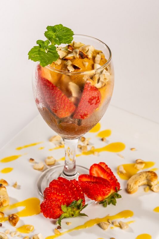 Sobremesa: Pôr do Sol, da chef Valéria Santos. Mouse de chocolate com sorvete de doce de leite acompanha castanhas de caju, morango e calda de maracujá - Foto: Divulgação