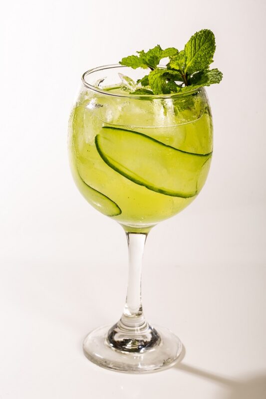 Drink: Caipirosca Empepinada, da chef Karla de Sá. Refrescante Caipirosca com vodka e gin, limão, cardamomo, finalizada com pepino em lâminas e hortelã - Foto: Divulgação
