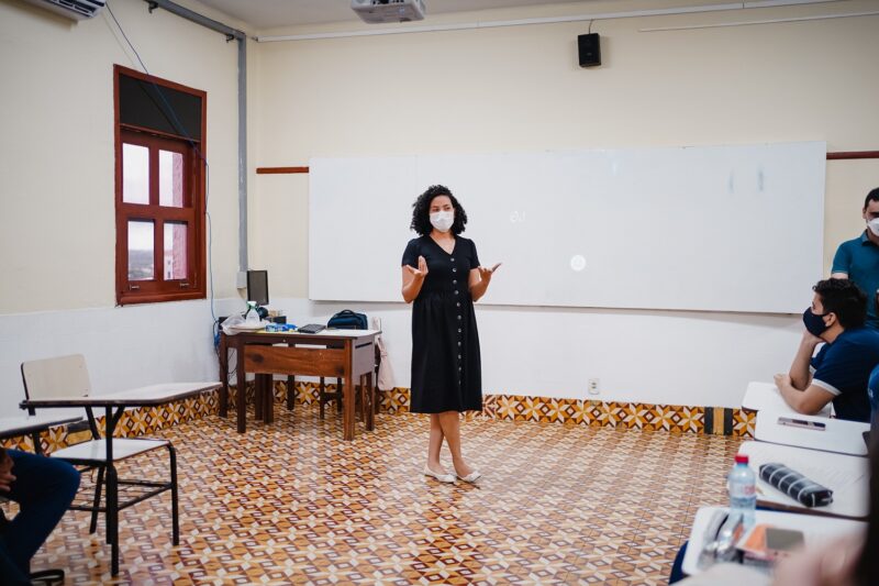 Débora Almeida fala de suas experiências no empreendedorismo para os estudantes - Foto: Isaque Mota