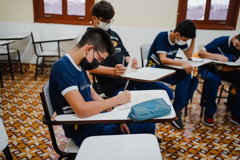 Estudantes participam de dinâmica na finalização do programa "Introdução ao Mundo dos Negócios" - Foto: Isaque Mota