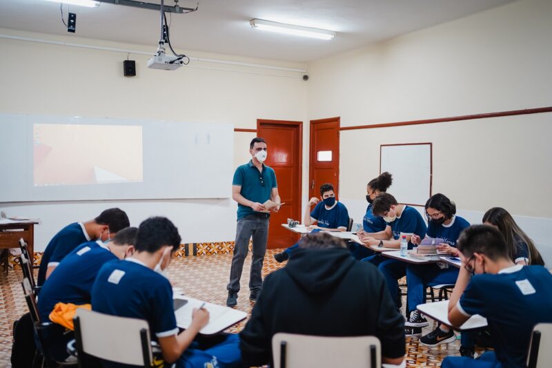 Diretor-geral da JA, Saulo Nunes, conversa com os estudantes sobre empreendedorismo e educação financeira - Foto: Isaque Mota