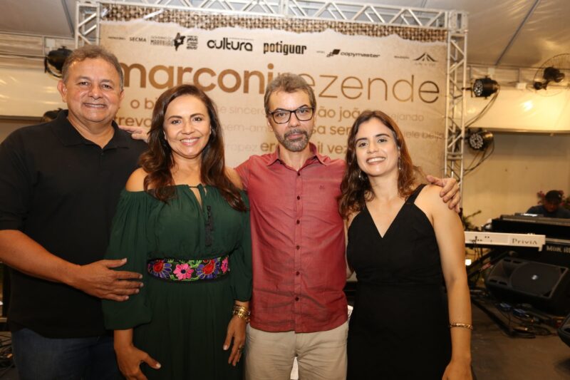 Os patrocinadores Marcelo e Fabíola Brasil (Grupo Potiguar) com o cantor e compositor Marconi Rezende e a produtora Ana Marques, festejando a chegada do álbum “O Bis” nas plataformas digitais - Foto: Danielle Vieira
