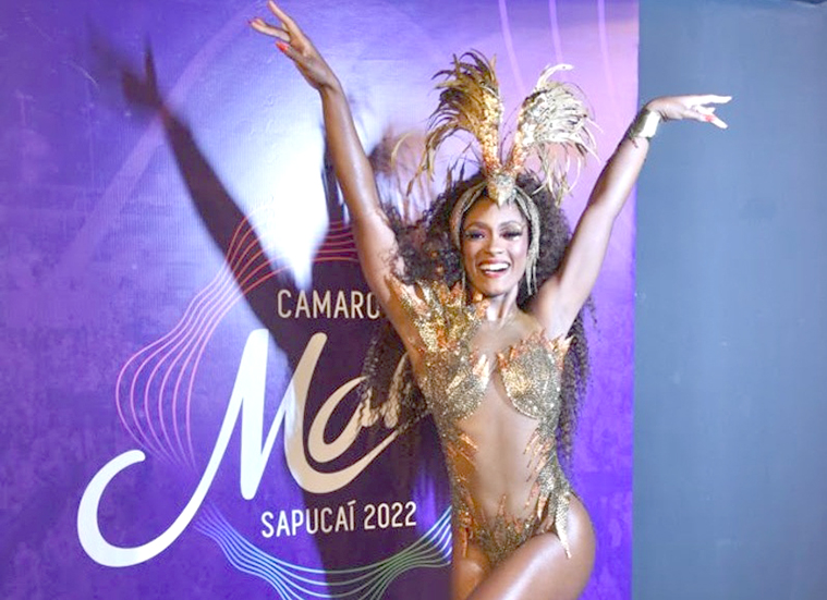 Erika Januza, atriz e modelo, destacou a importância do carnaval para o povo brasileira, a energia que a festa transmite e a importância em representar a mulher negra, nessa que é a maior festa do planeta