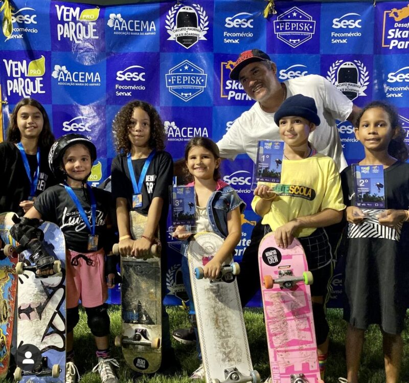 Michaela Camarão, a Mica recebe troféu no Circuito de Skateboard 2022