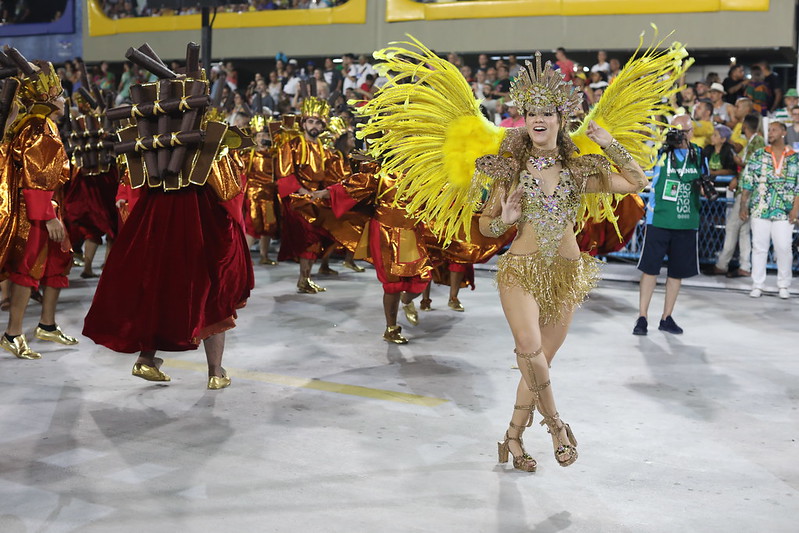 Um desfile com o charme envolvente da mulher brasileira - Foto: Reprodução