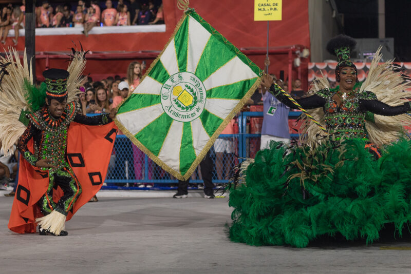 O casal Muskito e Roberta Freitas apresentou uma dança muito bonita e ostentou o pavilhão da Santa Cruz – Foto: Reprodução