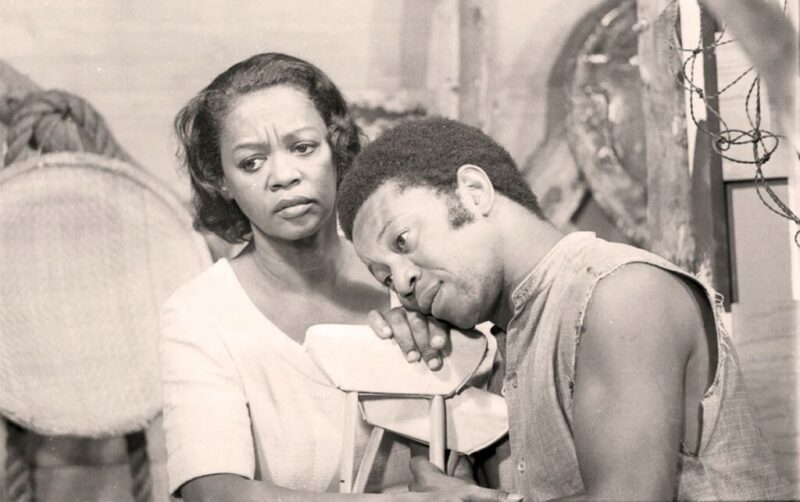 Milton Gonçalves contracenando com Ruth de Sousa, na novela O Bem Amado (1973) - Foto: Reprodução