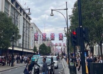 A rua comercial mais movimentada da Europa, com cerca de meio milhão de visitantes diários - Foto: Lorena Nogaroli