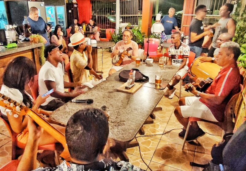 Samba de raiz ganha toques juninos no entardecer da praia de São Marcos