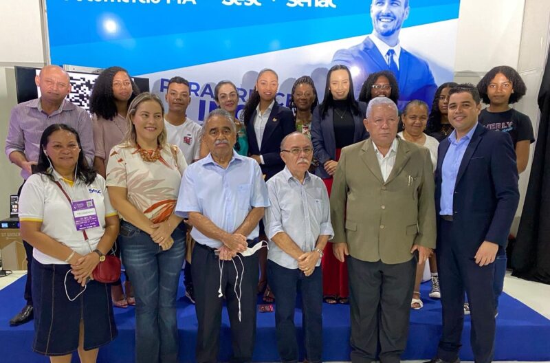 Rutinéia Amaral, Diretora Regional Sesc/MA; Daniela Nogueira, Diretora de Educação Profissional do Senac/MA; José Ahirton Batista Lopes, Diretor Regional do Senac/MA; Maurício Feijó e Manoel Barbosa, Presidente e Vice-presidente do Sistema Fecomércio/Sesc/Senac do Maranhão, respectivamente e Aldo Martins, Instrutor Senac com participantes da mesa redonda - Foto: Ascom/Senac