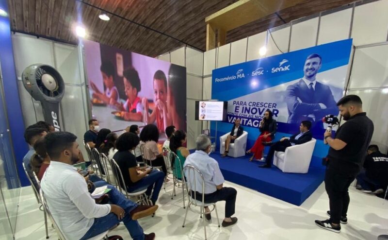 Participante durante aula-show sobre Sucos ofertado pelo Senac na Expo Indústria 2022 – Foto: Ascom/Senac  