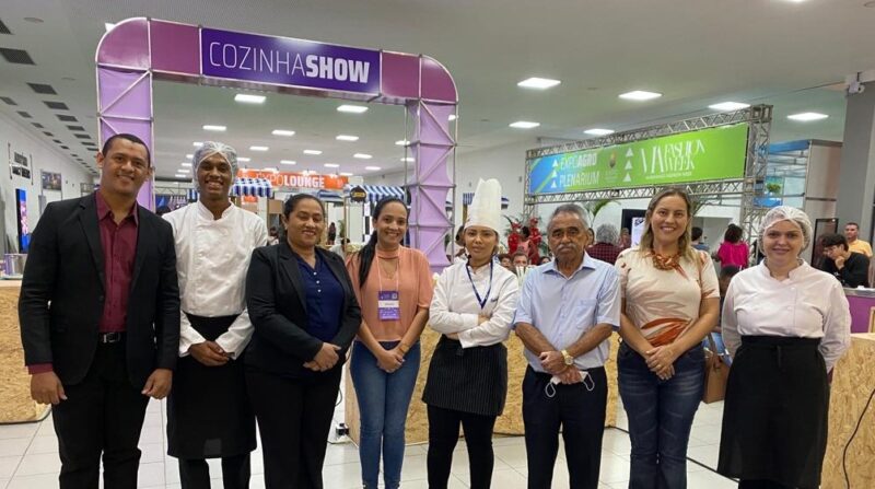 Diretor Regional do Senac, José Ahirton Batista Lopes, no espaço Cozinha Show da Expo indústria 2022 ao lado de professores e equipe de gestão do Senac MA – Foto: Ascom/Senac  