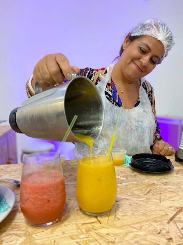 Participante durante aula-show sobre Sucos ofertado pelo Senac na Expo Indústria 2022 – Foto: Ascom/Senac  