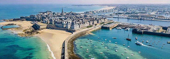Saint-Malo, famosa pelas suas histórias de piratas e corsários, belas praias e pela charmosa região intramuros, Terra de La Ravardière, de onde partiu a expedição francesa para fundar São Luís – Foto: Reprodução