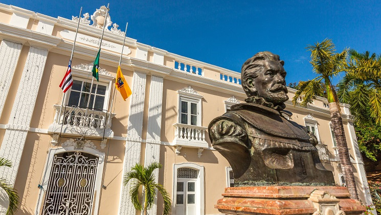Em imagem presumida, Busto de Daniel de La Touche, esculpido por Bibiano Silva, em frente ao Palácio de La Ravardière, uma das joias coloniais de São Luís, hoje sede do governo municipal – Foto: Reprodução