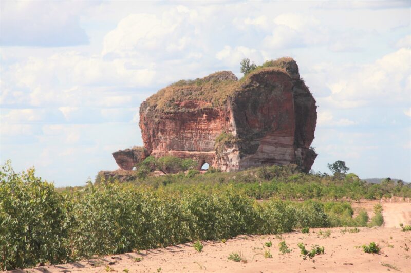 Pedra Furada, em Ponte Alta, também atrai os turistas – Foto: Emerson Silva